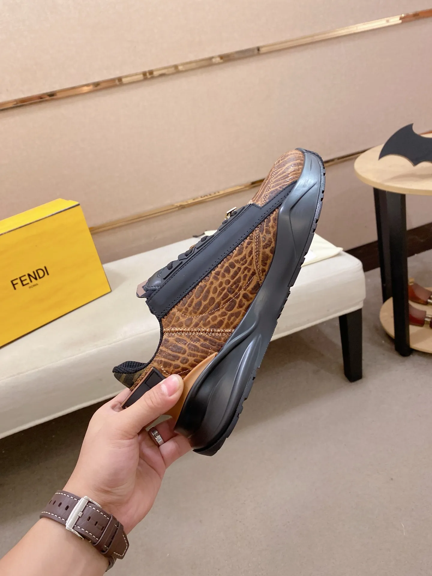 Factory price: 620💰(high version) [Fendi] Fendi’s latest casual shoes for men! Available at counters simultaneously! A one-to-one replica of the original. Made entirely of imported top-grain calfskin, the interior is made of top-grain water-dyed cowhide, and the original factory-supplied rubber outsole. Leading new fashion concepts. Matching code: 38-44 can be customized, 45 is not returnable!